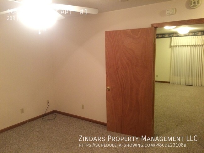 Building Photo - 2 bedroom 1 bath apartment with open floor...