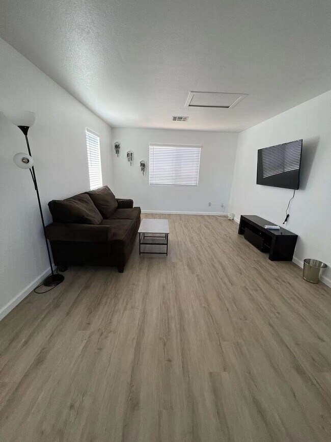 Building Photo - Beautiful 4 Bedroom 2 Bathroom Pool House in South West