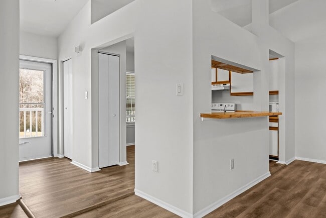 Building Photo - Beautiful condo in Great Neck Landing