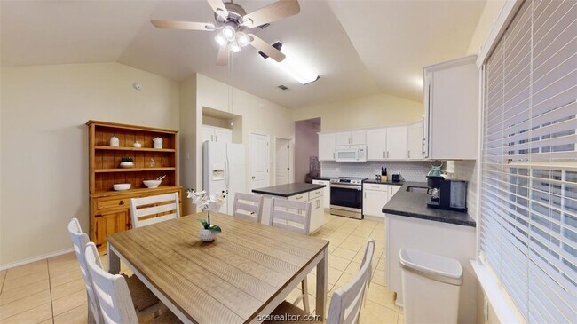 Building Photo - 810 Camellia Ct