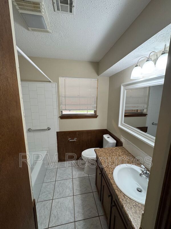 Building Photo - 7625 S Sherwood Ave