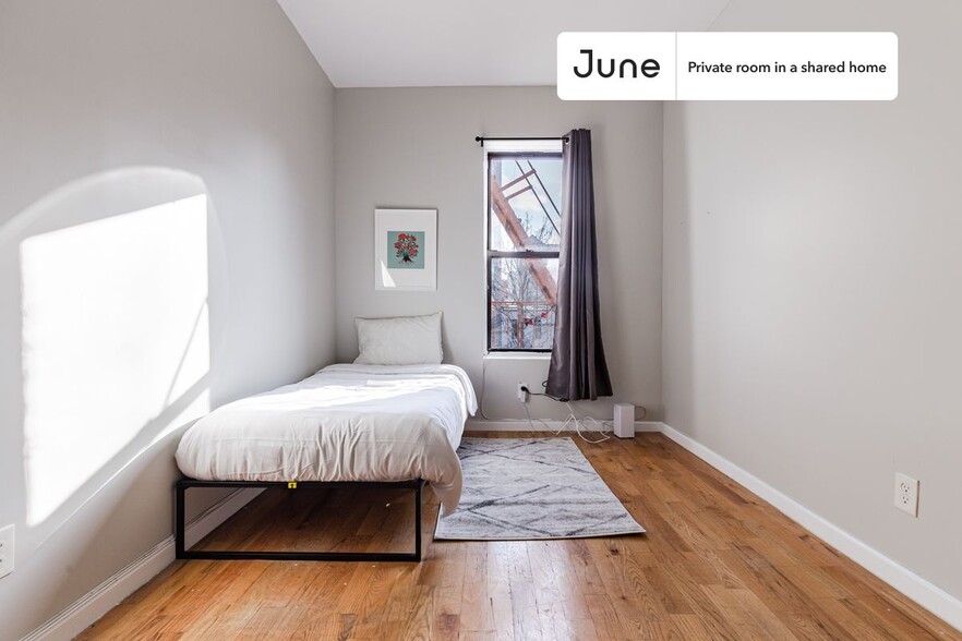 Building Photo - Private bedroom in 4 bed/2 bath Home