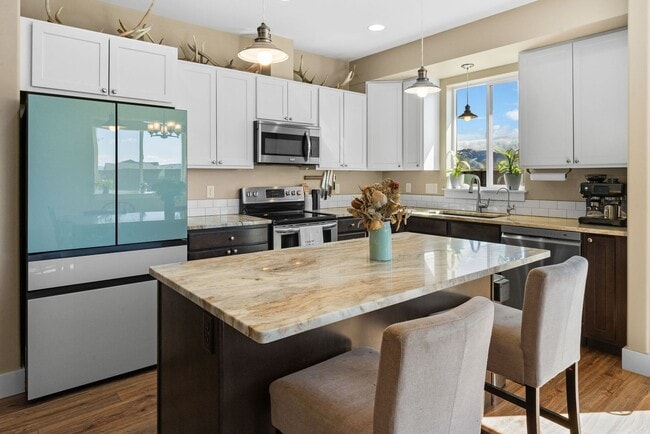 Building Photo - Gorgeous 4 Bedroom Home in Ryen Glenn
