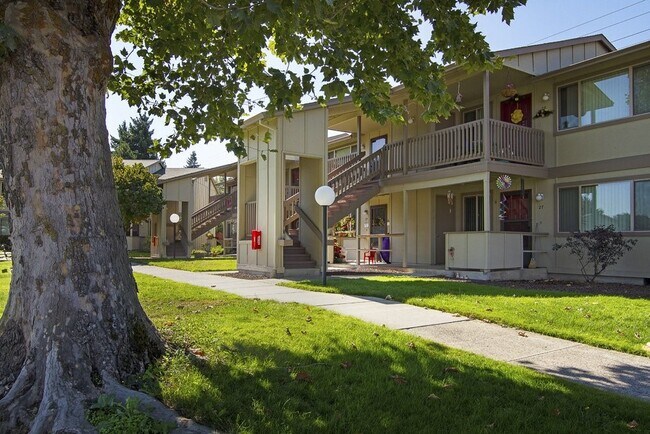 Building Photo - 1220 W 8th St