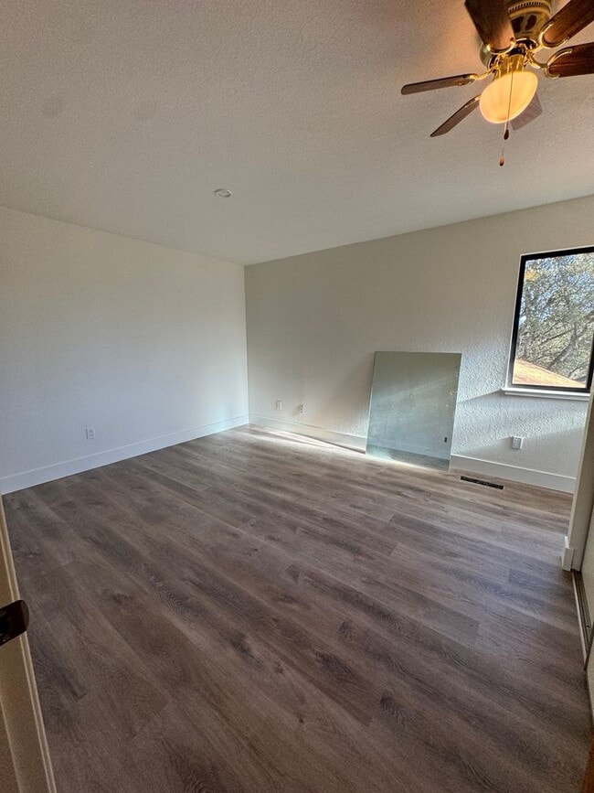 Building Photo - Lake of the pines GOLF COURSE charmer! New counters, new floor, new paint! Wonderful home!