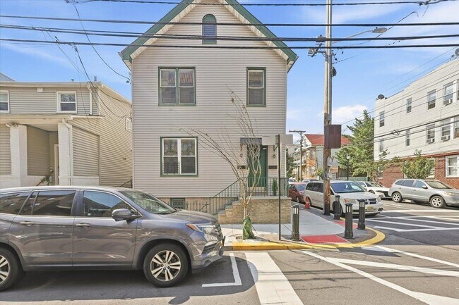 Building Photo - 149 37th St