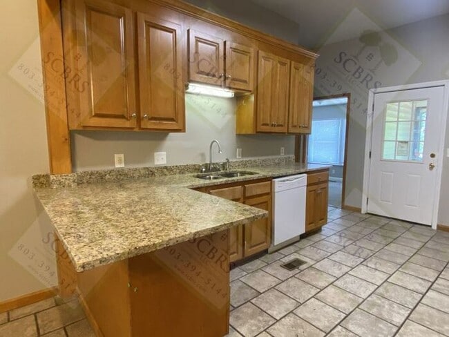 Building Photo - Spacious 6 Bedroom, 3 Bathroom Home Near U...