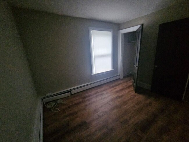 Building Photo - 3 Bedroom with off-street Parking on Park Ave