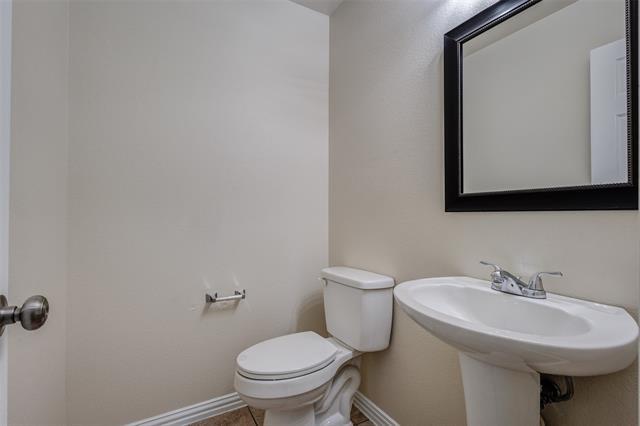 Building Photo - 2338 Kingsway Dr