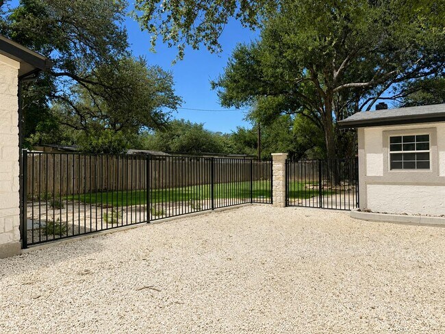 Building Photo - 303 Lakeway Dr