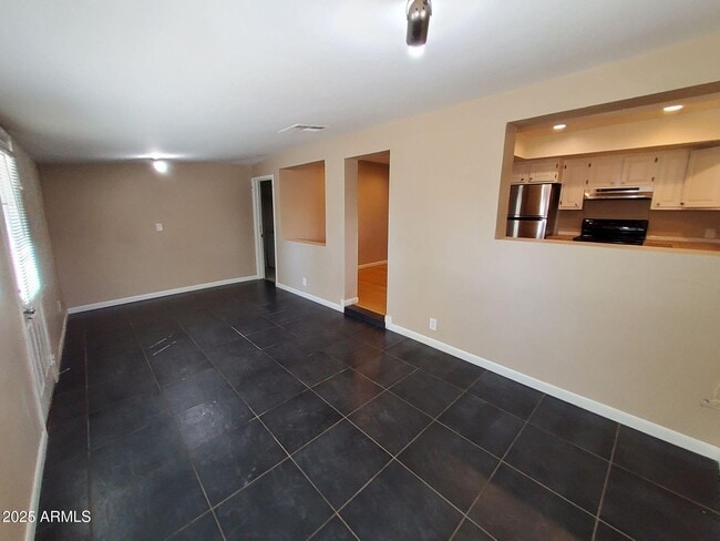 Building Photo - 2225 E Glenrosa Ave