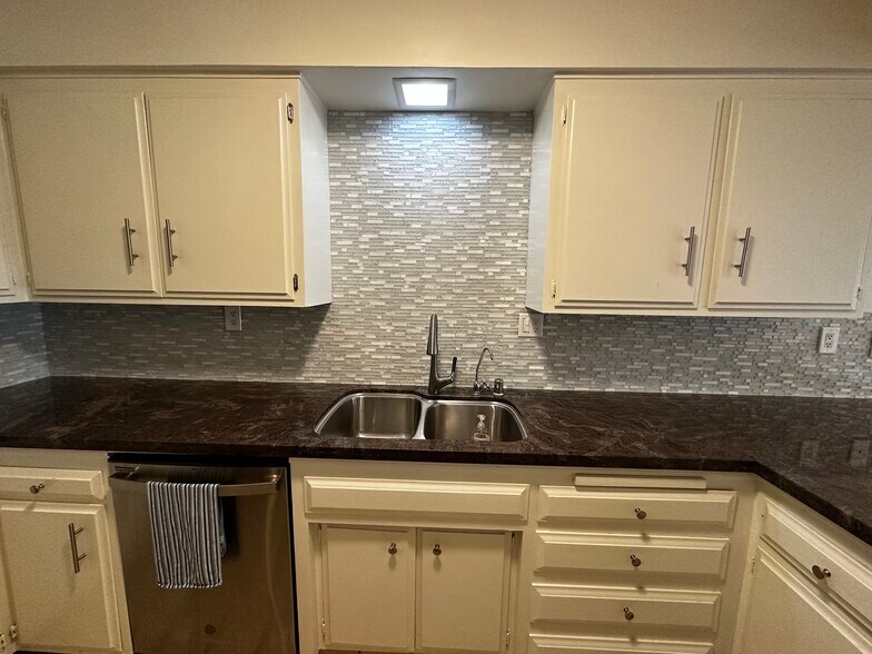 Kitchen - 1015 N Michillinda Ave