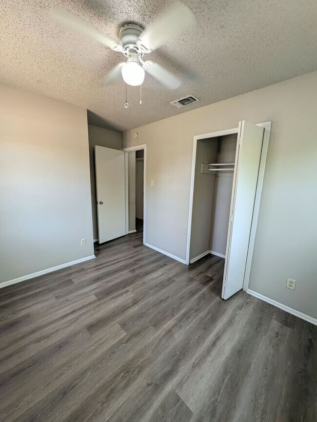Building Photo - 6807 Blue Lake Dr