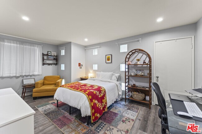 Building Photo - 712 Pacific St