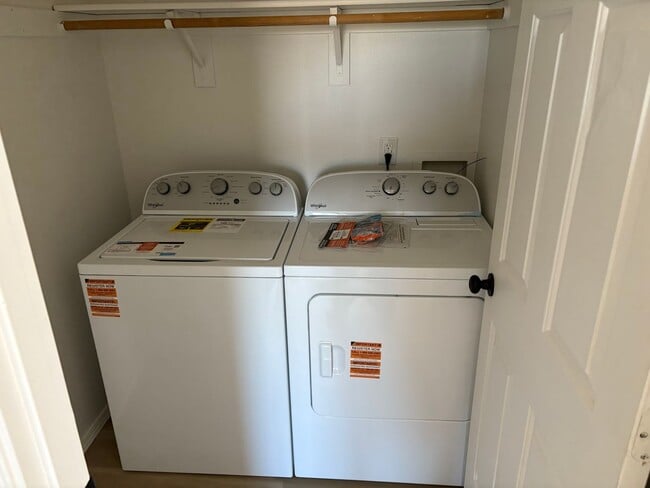 Building Photo - Huntington Rd. Duplex