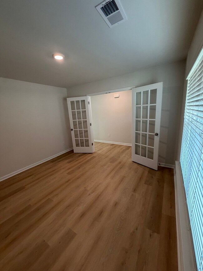 Building Photo - 121 Roocroft Ct