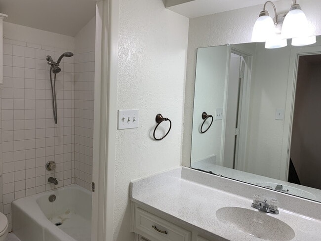 Building Photo - Updated Duplex in the Heart of Shopping an...