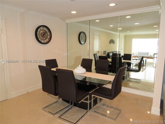 Building Photo - 6471 Bay Club Dr