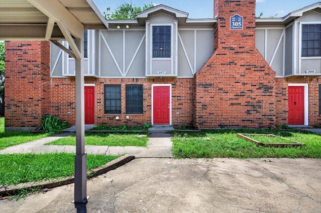 Building Photo - 305 Cambridge Dr