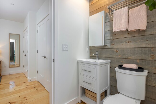 Building Photo - Recently Renovated 1BR Near Maine Med