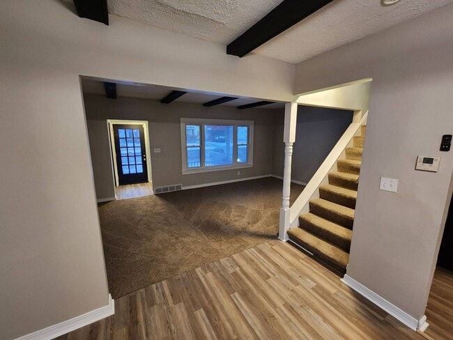 Building Photo - Charming 3-Bedroom Property in Prime Location