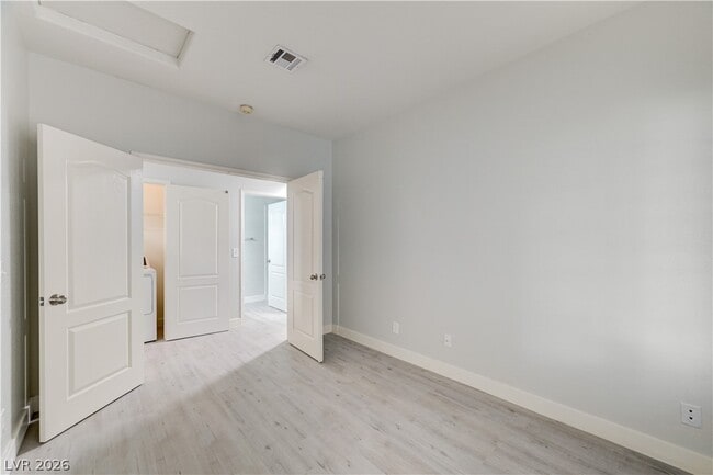 Building Photo - 1900 N Torrey Pines Dr