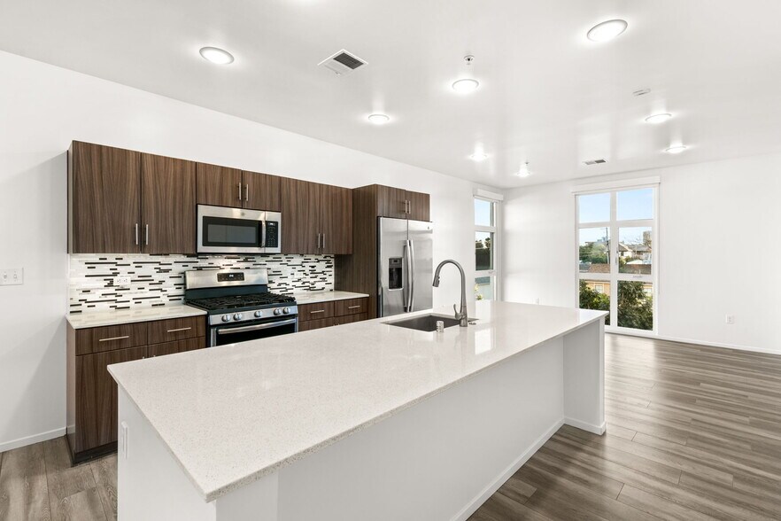 Kitchen & Island - 519 S 6th St