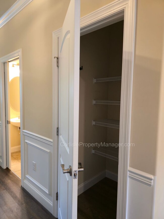 Building Photo - Duplex includes 2 car garage, laundry, pat...