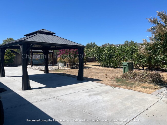 Building Photo - Lovely home on large lot down a private la...