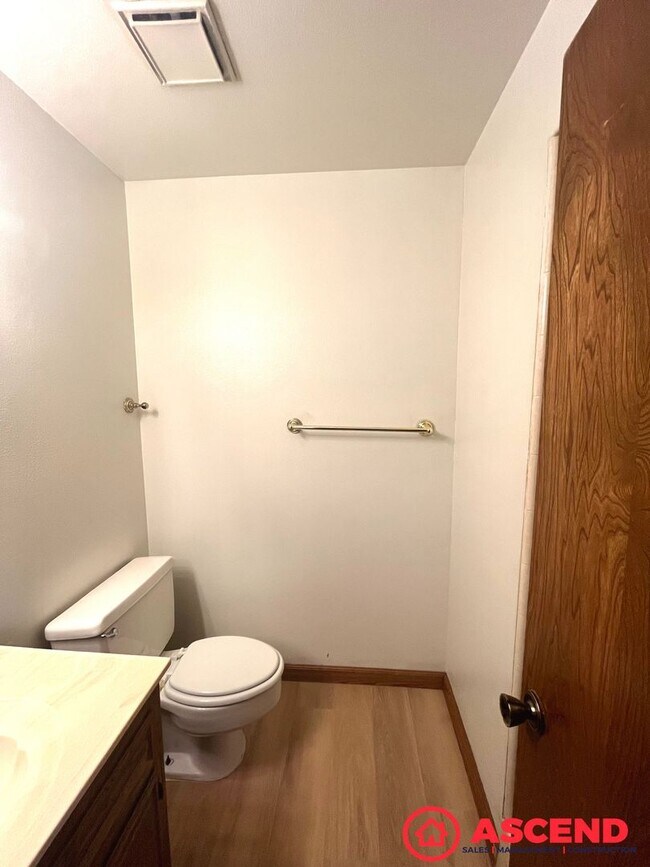 Building Photo - Stunning 3BD/2.5BA Condo in Bakersfield's 93309 — HOA Community & Move-In Ready!