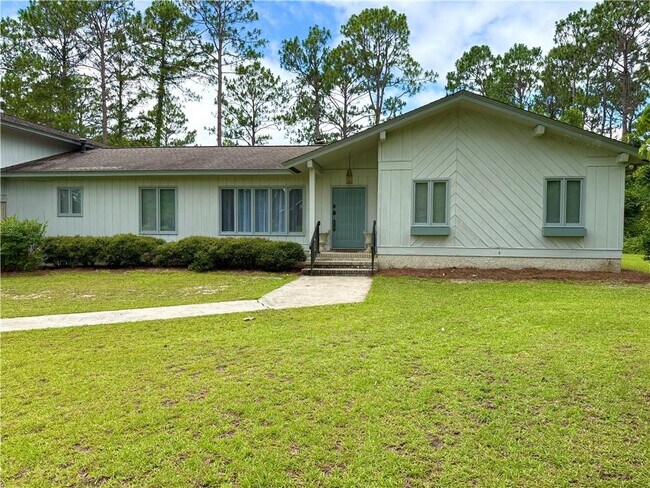 Building Photo - 28 Pine Forest Dr W