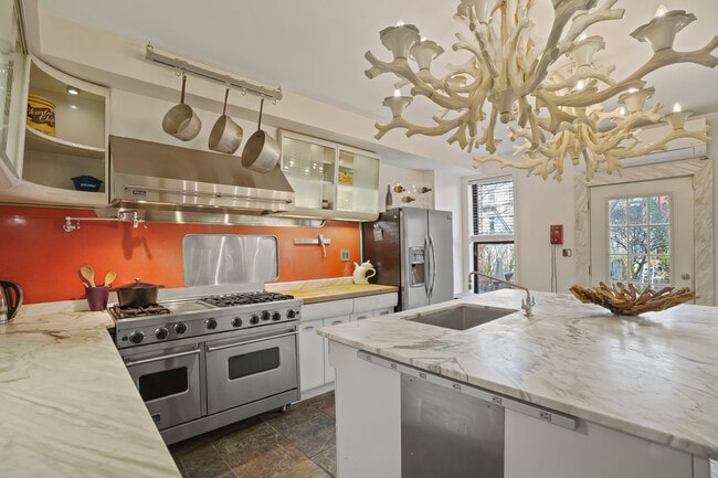 Building Photo - 389 12th St