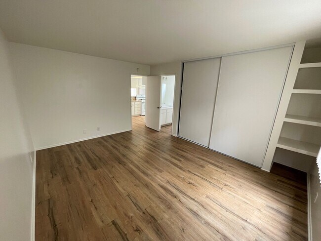 Building Photo - Upgraded 1+1 Midtown Duplex