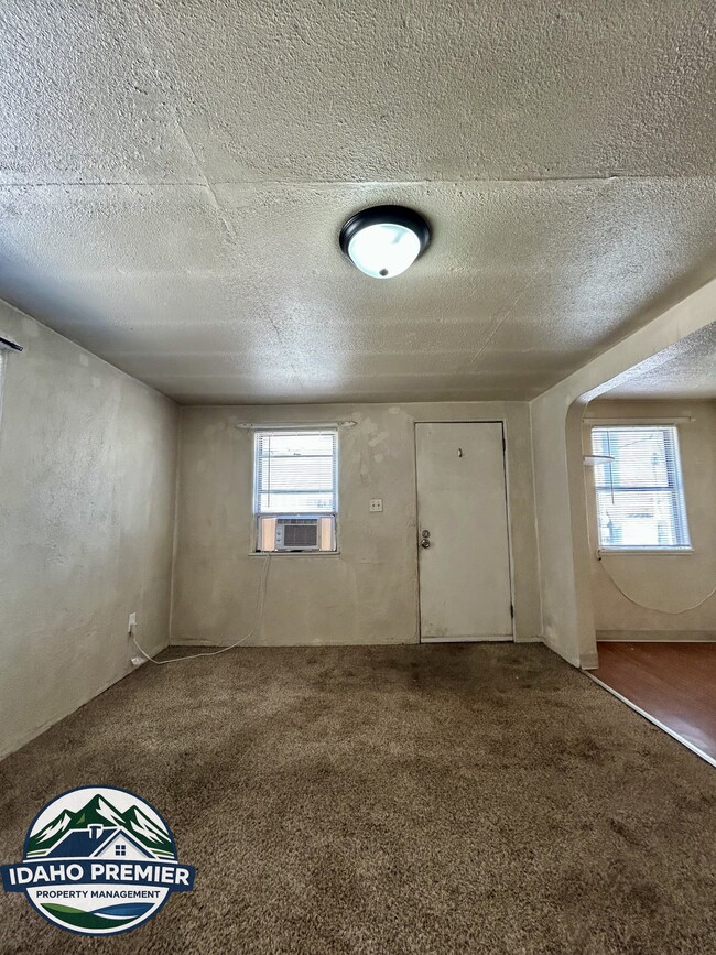 Building Photo - 2701 W Rose Hl St