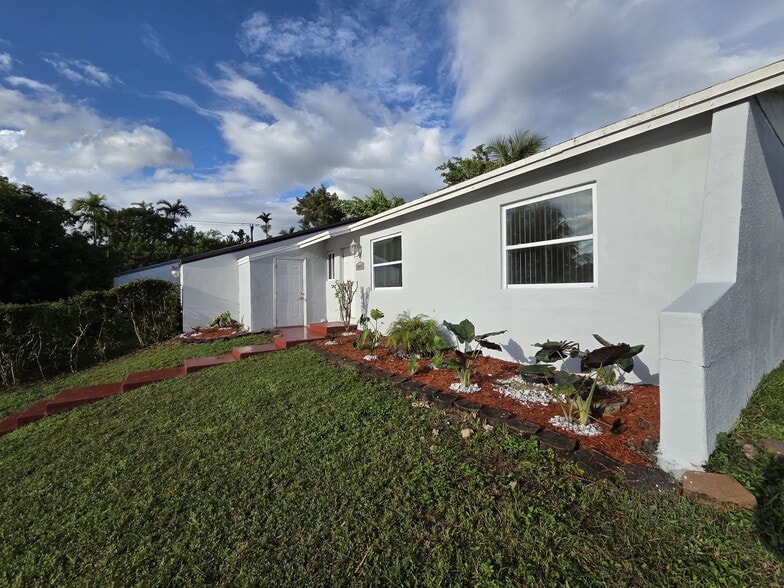 Building Photo - 20845 Grouper Dr