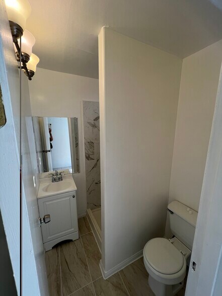 Building Photo - 122 E Quintard St
