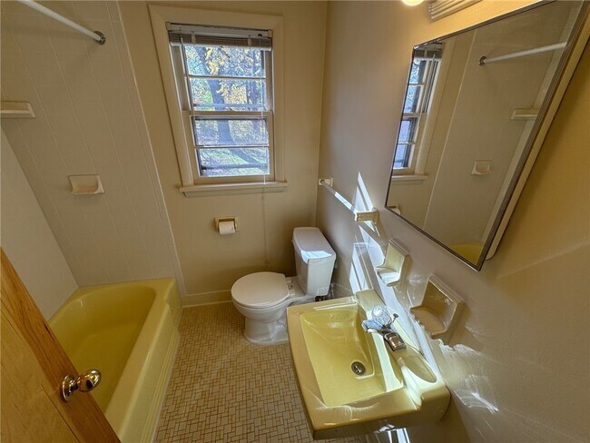 Building Photo - 16 Summit St