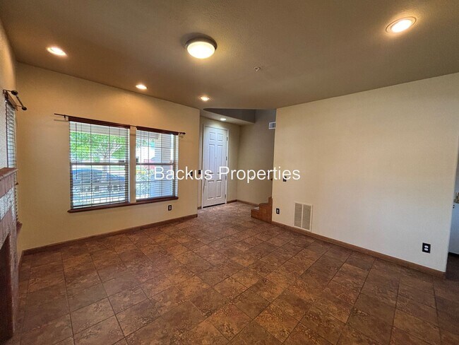 Building Photo - Wonderful two-level home in Creekbridge area