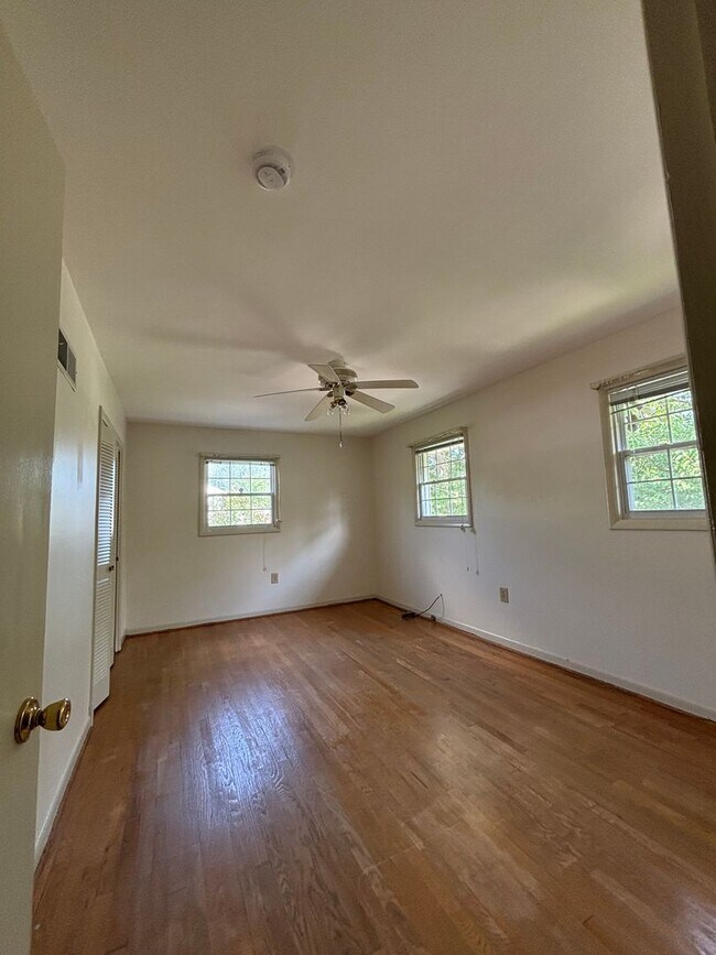 Building Photo - Beautiful Colonial In the Fernwood subdivision in Bethesda