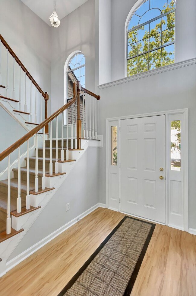 Building Photo - Charming Charleston National Home