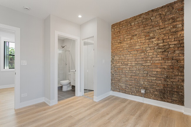 Building Photo - 1550 W Juneway Terrace