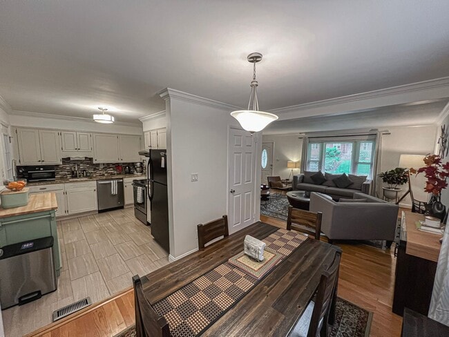 Building Photo - Sunny and Bright 4 Bedroom 3 Bath 2 Level ...