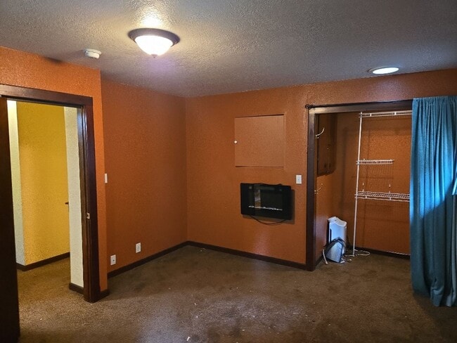 Building Photo - Pet Friendly! Redwood views! 3-bedroom hom...