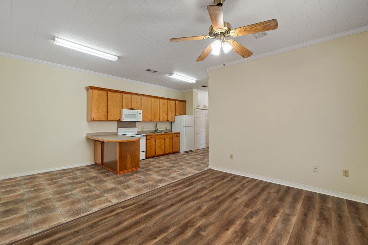 Building Photo - 2 W Lakeview Dr