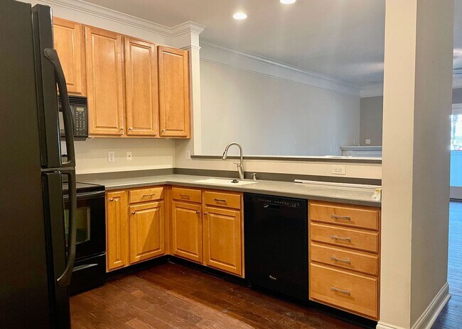 Building Photo - Available May 11th. GROUND FLOOR 3BR/2 BA Condo in Riverland Woods!