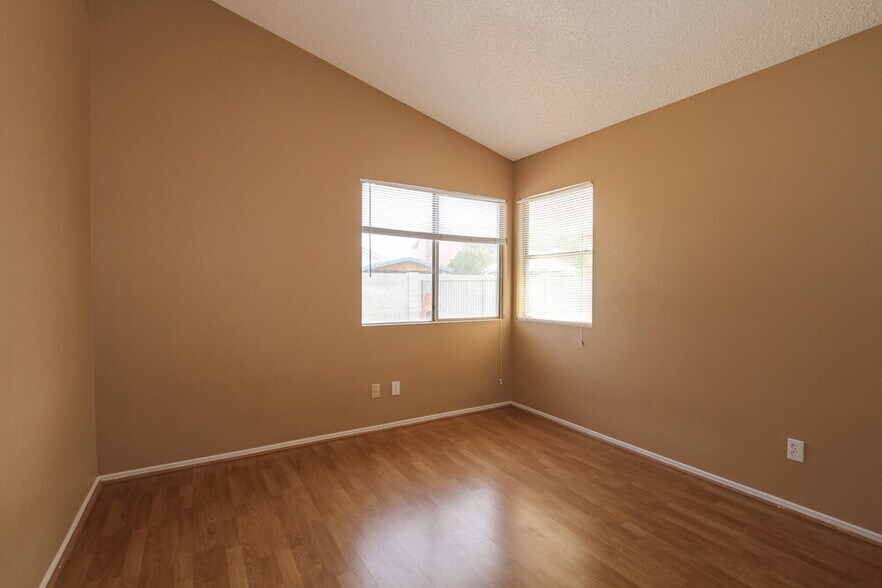 Building Photo - 8003 W Larkspur Dr