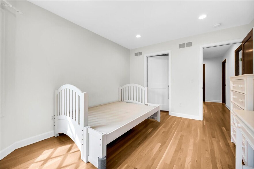 Building Photo - 455 Linden Rd