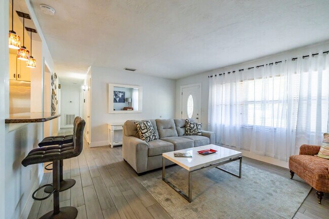 Building Photo - 208 Woodbine Ave