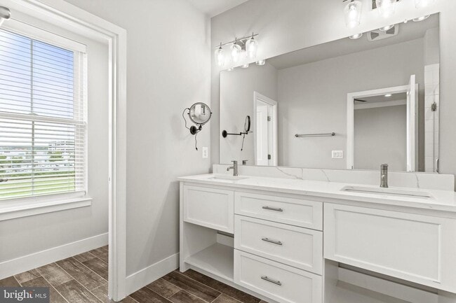 Building Photo - This beautiful modern 3 bed 4 1/2 bath tow...