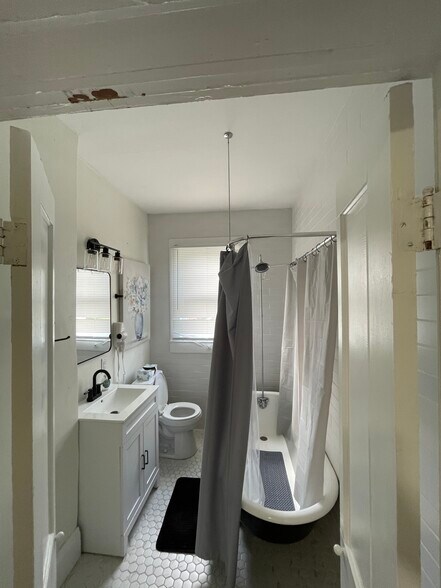 Building Photo - 297 Reinhard Ave